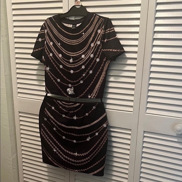SHEIN Tops - # 0647+ Women Black Chain Print W/ WHT Art Two-Piece Set